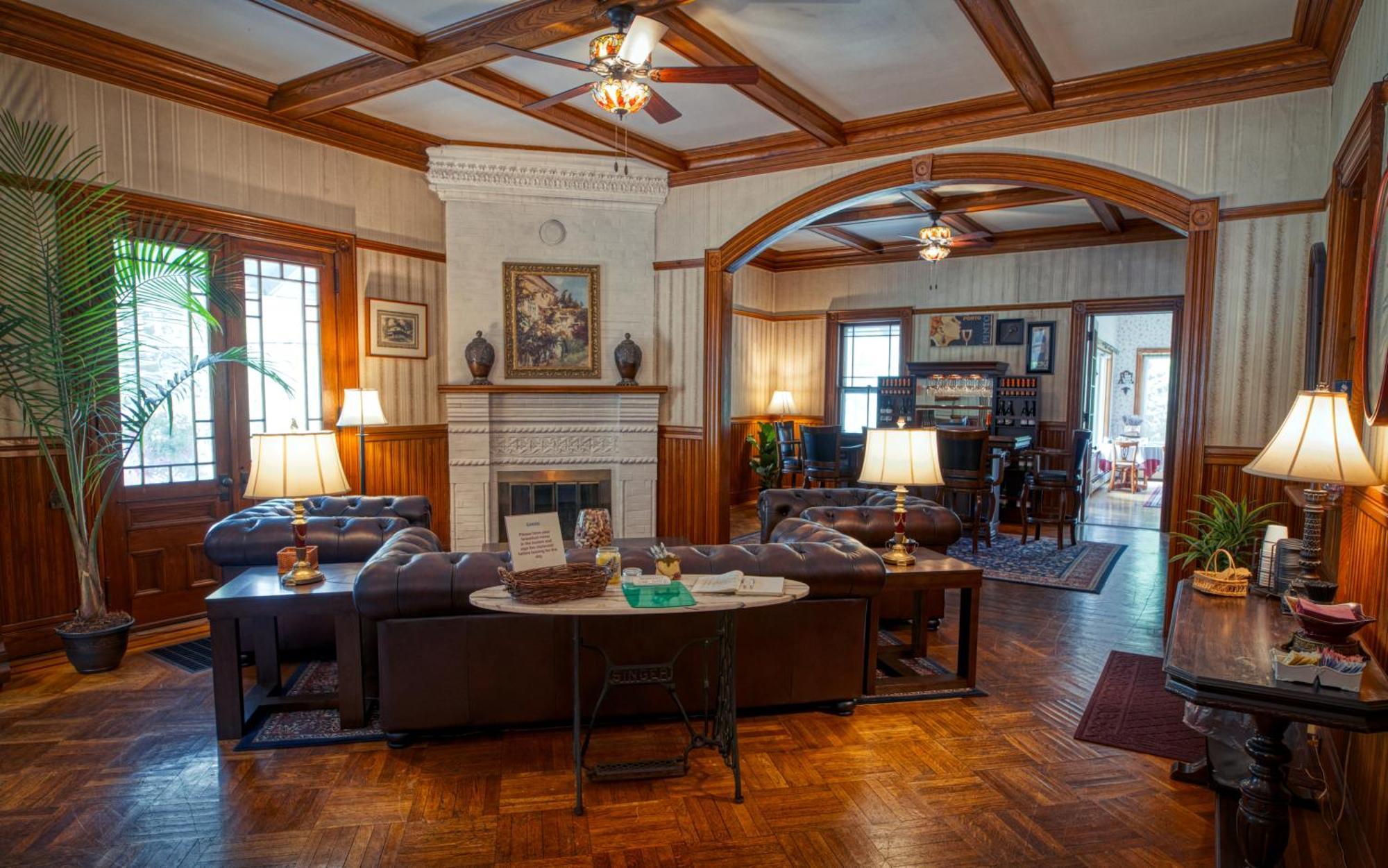 Rockwell Falls Inn And Wine Bar Lake Luzerne Buitenkant foto
